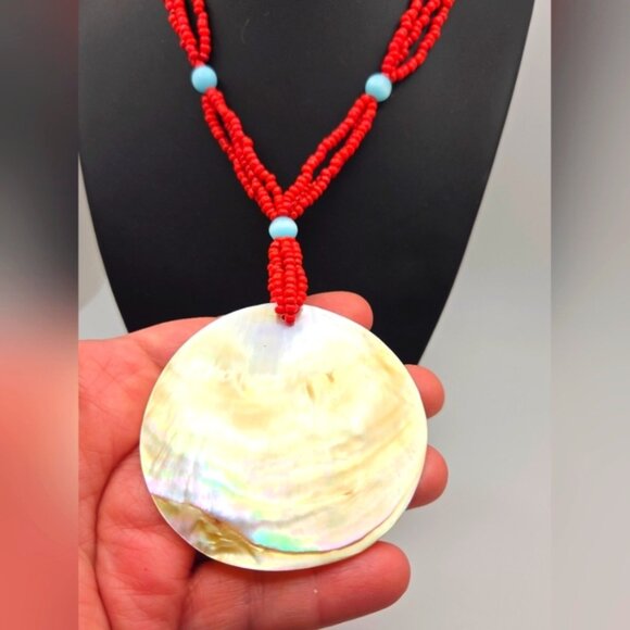 Elegant red coral bead necklace with shell pendant and mul - Picture 5 of 9